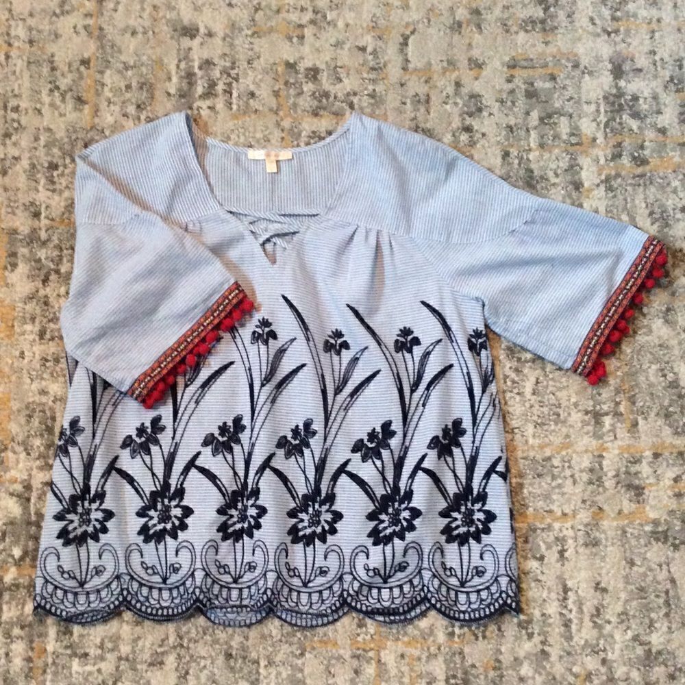 SKIES ARE BLUE SUPER CUTE EMBROIDERED TOP! SIZE S